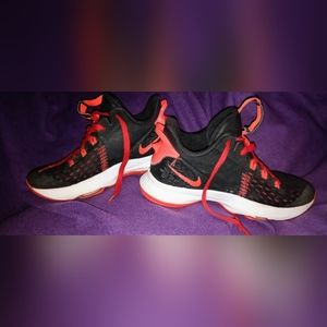 Nike LeBron Witness 5 CQ9380-005 Black/University Red Boy's/Women's Size 5Y/7